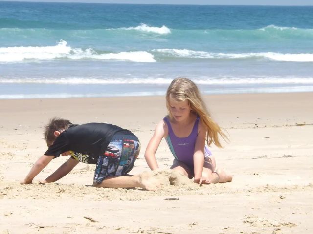 砂浜で男の子と女の子が遊んでいる