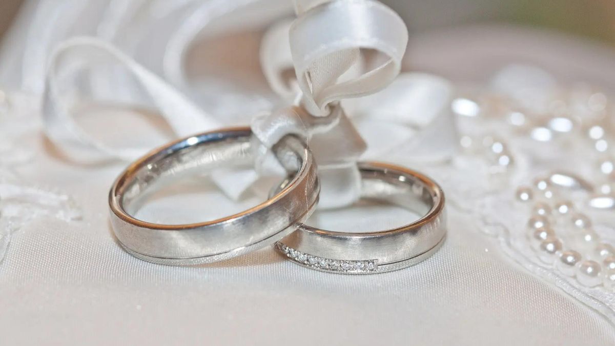 並んだ結婚指輪