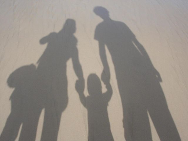 手を繋ぐ親子の影