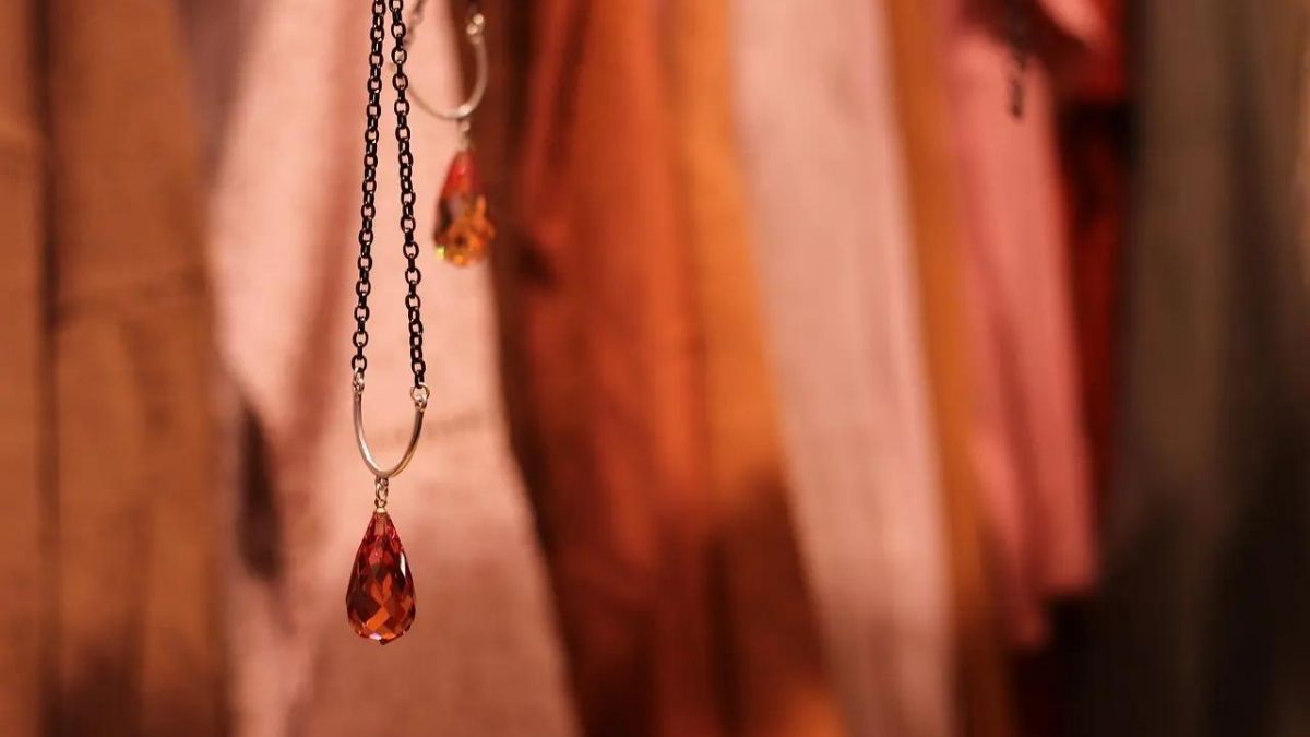 赤い宝石のネックレス