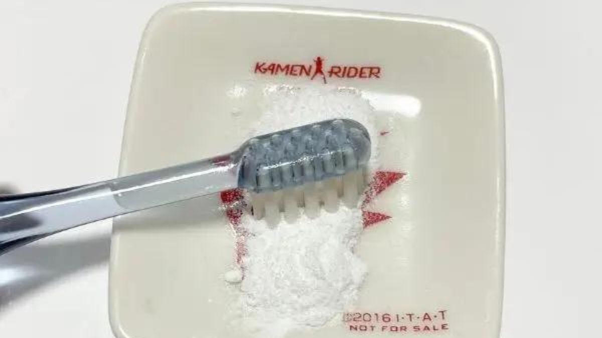 ピカリス歯磨き粉を歯ブラシにつけているところ