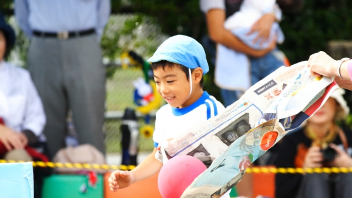 水色帽子の親子競技でボールを運ぶ男の子